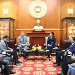 La vice-présidente et secrétaire générale du Comité central du Front de la Patrie du Vietnam (FPV), Ha Thi Nga (droite), a reçu ce jeudi 12 mars à Hanoï V. G. Kalganov, vice-président du Comité des relations extérieures de Saint-Pétersbourg. Photo: VNA