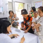 Des familles amènent leurs enfants pour recevoir de la vitamine A au poste de santé du quartier de Bach Mai, à Hanoi. Photo: VNA