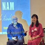 L'artiste photographe française Dominique de Miscault et la docteure Hoàng Thị Hồng Hà - chercheuse en culture vietnamienne. Photo: VNA