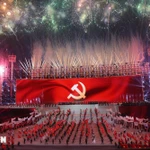 Tir de feux d'artifice pour saluer le 14e Congrès national du Parti. Photo: VNA