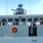 L’ambassadeur du Vietnam en Australie, Pham Hung Tam, ainsi que des membres de la communauté vietnamienne dans ce pays, visitent la frégate lance-missiles 016 - Quang Trung. Photo: VNA