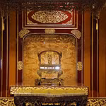 Le trône royal de la dynastie des Nguyên retrouve sa place au palais Thai Hoa. Photo: VNA