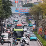 Ces derniers temps, le nombre de véhicules électriques, notamment les autobus électriques, circulant dans la capitale est en hausse, contribuant à accélérer la transition vers des solutions de mobilité plus écologiques. Photo: VNA
