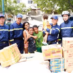 Distribution de produits de première nécessité et de denrées alimentaires dans le campement provisoire des victimes des séismes. Photo: VNA
