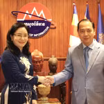La vice-ministre Trinh Thi Thuy et le ministre cambodgien de l’Information, Neth Pheaktra. Photo: VNA