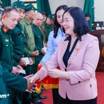 La présidente du Comité central du Front de la Patrie du Vietnam (FPV), Bui Thi Minh Hoai, remet des cadeaux aux vétérans des communes de Phu Dông, Bat Trang, Gia Lâm et Thuân An, à Hanoï. Photo: VietnamPlus