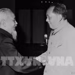Le Président Hô Chi Minh et le Président Mao Zedong, le 2 novembre 1960 à Pékin. Photo: VNA