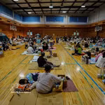 Des habitants touchés par le séisme sont hébergés dans un centre d'évacuation temporaire à Uki, dans la préfecture de Kumamoto, au Japon. Photo: Xinhua/Vna
