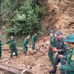 Des officiers et soldats du poste-frontière de Chieng On dégagent une route après un glissement de terrain. Photo : VNA
