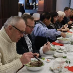 Des Allemands prennent le pho. Photo: VNA