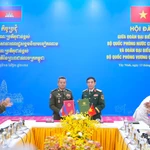 Le général Phan Van Giang, ministre vietnamien de la Défense (droite) et son homologue cambodgien, le général Tea Seiha, vice-Premier ministre et ministre de la Défense du Cambodge. Photo: VNA