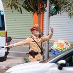 Les forces de police locales ont contrôlé et sanctionné 12 303 infractions. Photo: VNA