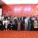 La vice-ministre des Affaires étrangères, Lê Thi Thu Hang, et les délégués. Photo: VNA