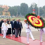 Dans le cadre de sa visite officielle au Vietnam, le 4 février dans l’après-midi à Hanoï, le président de la Chambre des représentants de Jordanie, Mazen Turki El Qadi, à la tête d’une délégation de haut niveau, a rendu hommage au Président Ho Chi Minh en son mausolée, à Hanoi. Photo: VNA
