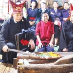 Des coutumes originales pour célébrer le Têt au Village culturel et touristique des ethnies du Vietnam. Photo: nhandan.vn