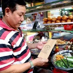 Le terme "bánh mì" est enregistré dans le dictionnaire Oxford depuis 13 ans, qui le décrit comme un célèbre plat vietnamien, créé avec du pain tranché et une garniture très riche composée du pâté, de la viande, des légumes, de la pimentade, des épices, ect. Photo: VNA