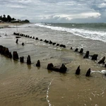Un ancien navire refait surface sur la côte du Centre