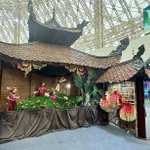 Conçu comme un « petit pavillon aquatique » et orné de marionnettes pleines de charme et d’esprit, le stand du Théâtre national de marionnettes du Vietnam s’est imposé comme l’un des points d’attraction culturels majeurs de la Foire d’automne 2025. Photo: VNA