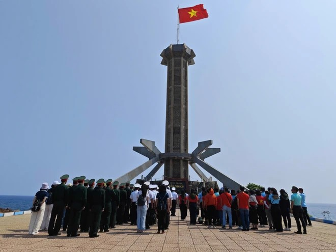 Située à 17 miles nautiques de la côte, l’île de Côn Co, qui traverse le 17e parallèle, est surnommée "point de surveillance d’avant-poste" en raison de son emplacement crucial pour la défense nationale. Photo : Vietnam+