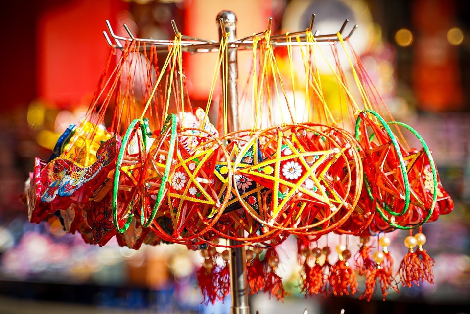 Les jouets traditionnels de la Fête de la mi-automne connaissent aujourd'hui des adaptations, proposant diverses tailles et couleurs pour répondre aux préférences et aux exigences des clients. Photo: VNA