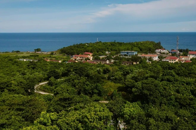 À 30 km du littoral Vinh Linh de la province de Quang Tri (Centre), l'île de Côn Co s'étend sur une petite superficie de 4 km². Réputée pour être un fief pendant la guerre anti-américaine, elle est aujourd’hui reconnue pour sa beauté et sa biodiversité. Photo : Vietnam+