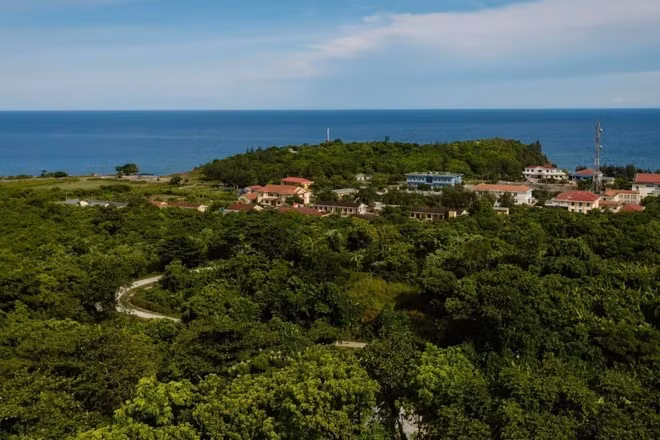 À 30 km du littoral Vinh Linh de la province de Quang Tri (Centre), l'île de Côn Co s'étend sur une petite superficie de 4 km². Réputée pour être un fief pendant la guerre anti-américaine, elle est aujourd’hui reconnue pour sa beauté et sa biodiversité. Photo : Vietnam+