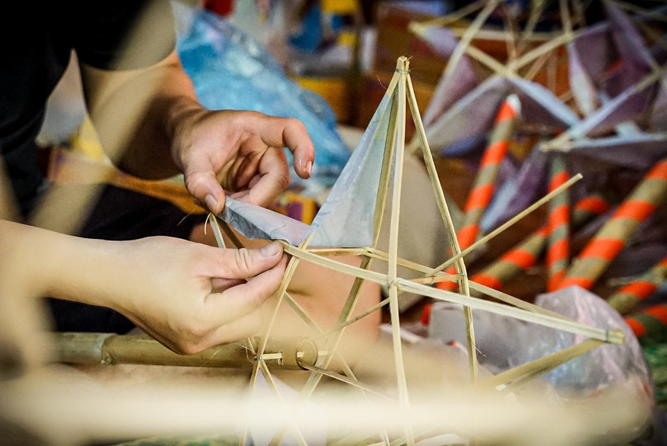 La fabrication de ces articles, entièrement réalisée à la main, exige une précision et une expertise considérables de la part des artisans. Photo: VNA