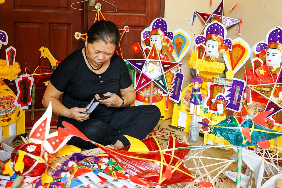 Nguyen Thi Tuyen, dernière artisane du village de jouets folkloriques de Hau Ai, commune de Van Canh, district de Hoai Duc, Hanoï, continue d'exécuter avec minutie chaque étape de la fabrication des jouets traditionnels. Photo: VNA