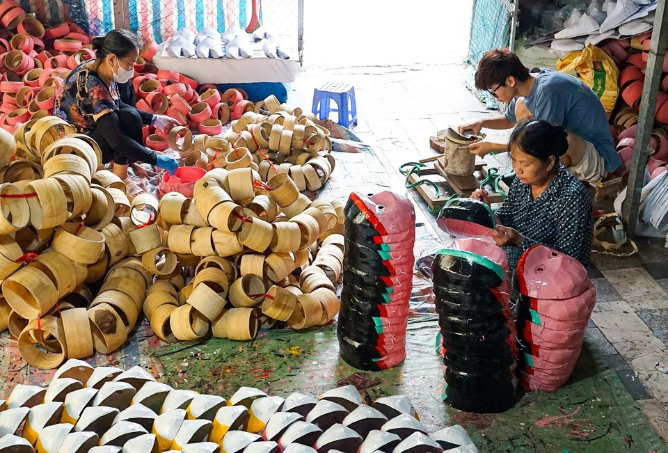 La famille de Vu Huy Dong, résidant dans le village d'Ong Hao, commune de Lieu Xa, district de Yen My, province de Hung Yen, perpétue l'artisanat traditionnel de fabrication des jouets de la mi-automne. Photo: VNA