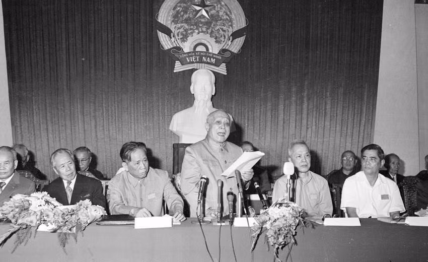 Le Congrès du Front national unifié du Vietnam s'est tenu à Hô Chi Minh-Ville du 31 janvier au 4 février 1977, fusionnant trois organisations à savoir: le Front de la Patrie du Vietnam, le Front national de libération du Vietnam du Sud et l'Alliance des Forces nationales, démocratiques et pacifiques du Vietnam, sous le nom de Front de la Patrie du Vietnam. Le congrès a présenté 191 membres au Comité central du Front de la Patrie du Vietnam, avec un Présidium de 45 membres. Le Président d'honneur était le camarade Ton Duc Thang et le président, le camarade Hoang Quoc Viet. Photo: VNA