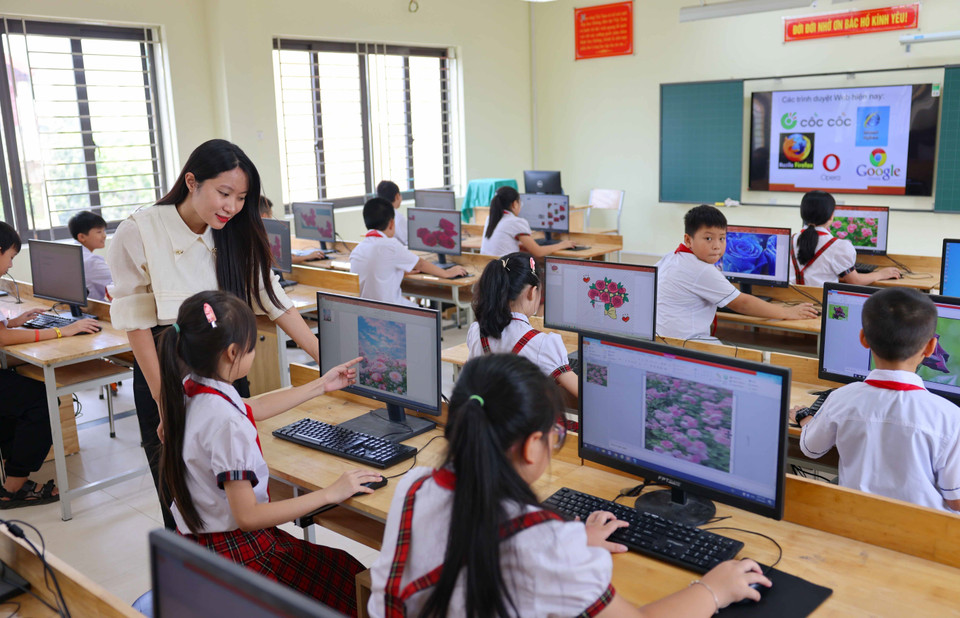 En tant que projet célébrant le 70e anniversaire de la libération de la capitale, l'école primaire Dong Thap (district de Dan Phuong) a été construite selon les normes nationales de niveau 2, avec un design de 3 étages, une superficiee plus de 3 100 m², comprenant des installations annexes telles qu'un terrain de mini-football, une bibliothèque verte, un parking, etc.