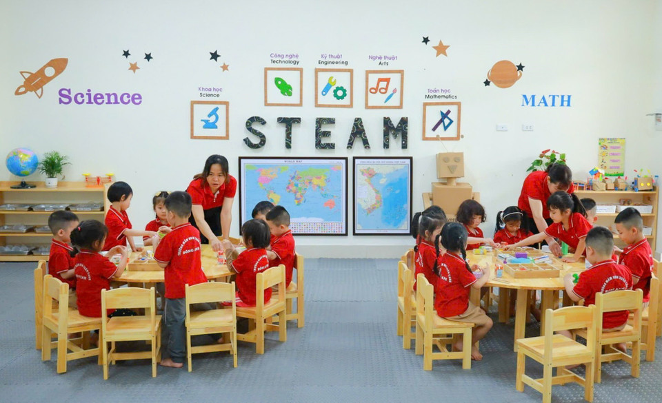 Les salles de classe et salles fonctionnelles de l'école maternelle Kim Chung (hameau de Nhue, commune de Kim Chung, district de Dong Anh) sont modernes, avec une lumière naturelle abondante, bien aérées et sécurisées pour les enfants.