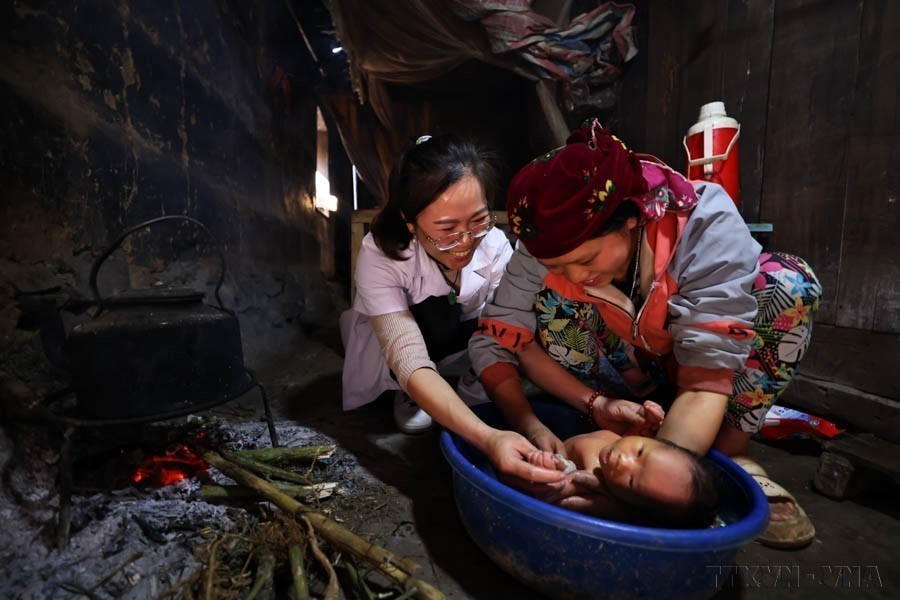 Ces 9 dernières années, la jeune membre du Parti, la docteure Mai Thi Hien (ethnie Tay, district de Bac Quang), responsable de la station médicale de la commune Ho Quang Phin, district de Dong Van, province de Ha Giang, n'a pas eu peur des difficultés et est devenue une partenaire de confiance de la population ethnique locale. Photo: VNA