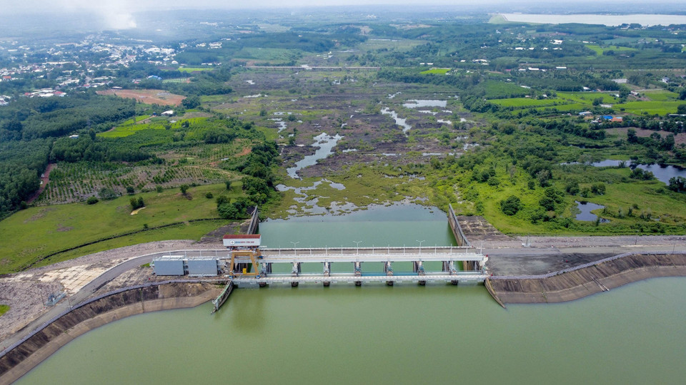 Zone de déversoir de réservoir hydroélectrique vue de l'amont.