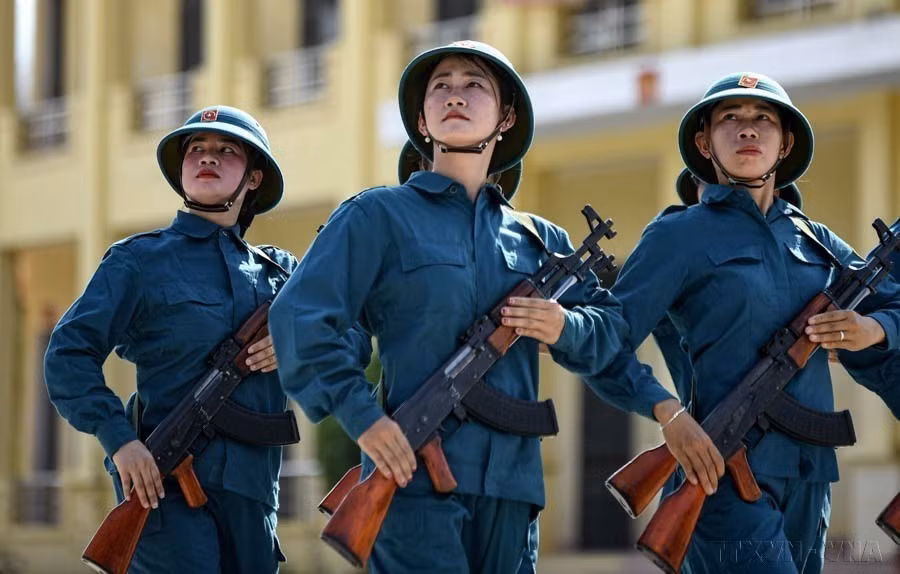 Malgré le soleil brûlant, les miliciennes du Nord-Ouest s'entraînent avec enthousiasme pour préparer le meilleur défilé militaire au service du 70e anniversaire de la victoire de Diên Biên Phu. Photo: VNA