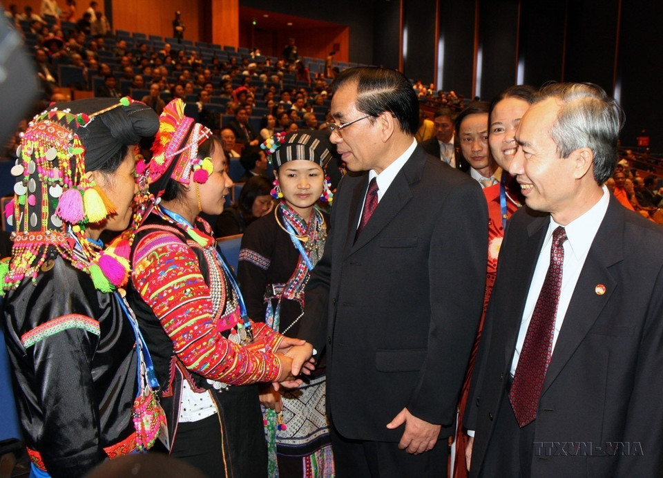Le secrétaire général du Parti Nong Duc Manh rencontre des représentants de tous les groupes ethniques participant au 7e Congrès national du Front de la Patrie du Vietnam en 2009. Photo: VNA