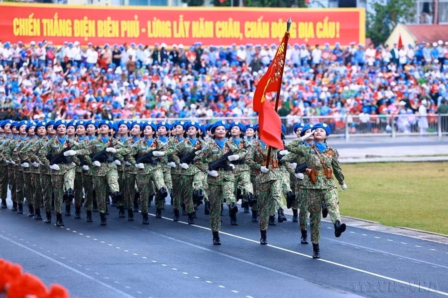 Des femmes officiers des forces de maintien de la paix au défilé militaire du 70e anniversaire de la victoire historique de Diên Biên Phu (7 mai 1954 - 7 mai 2024). Photo: VNA