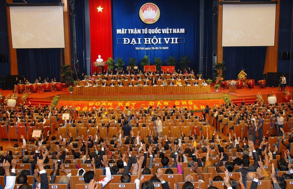 Les délégués votent pour approuver la résolution du 7e Congrès national du Front de la Patrie du Vietnam en 2009. Photo: VNA
