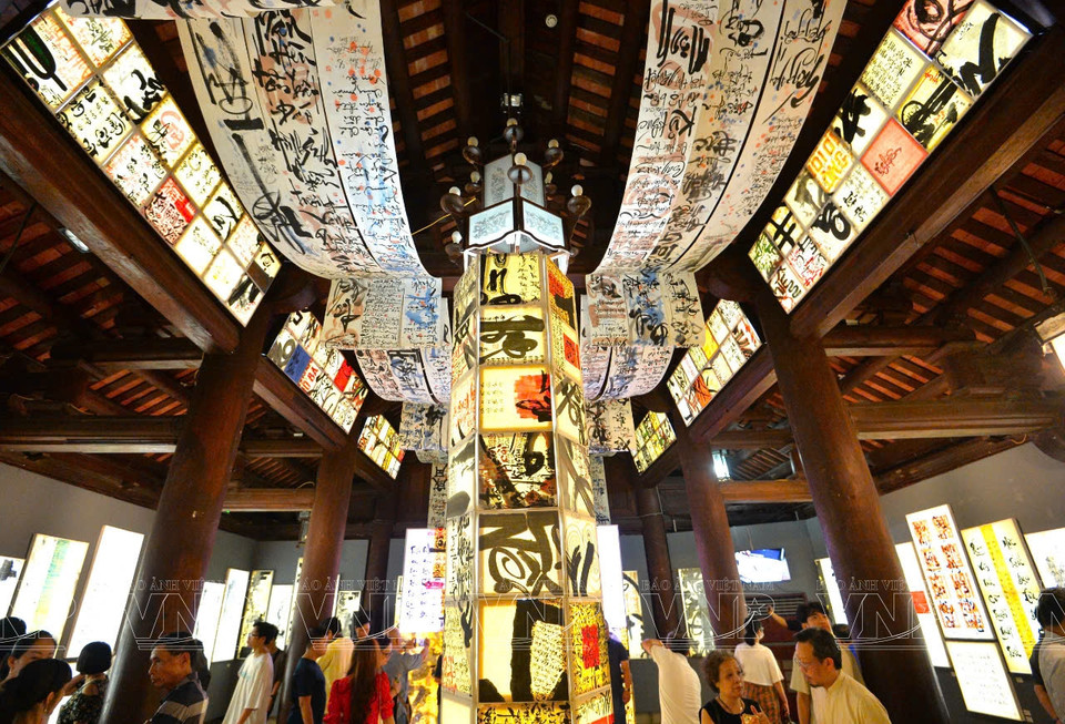 Un coin de l'espace d'exposition de calligraphie en "quoc ngu" qui s'est tenue en septembre 2024 au Temple de la Littérature - Quoc Tu Giam.