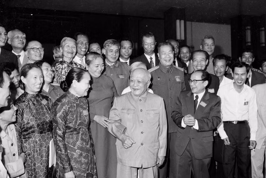 Le président Ton Duc Thang et les délégués assistant au Congrès du Front national unifié tenu à Hô Chi Minh-Ville du 31 janvier au 4 février 1977. Photo: VNA