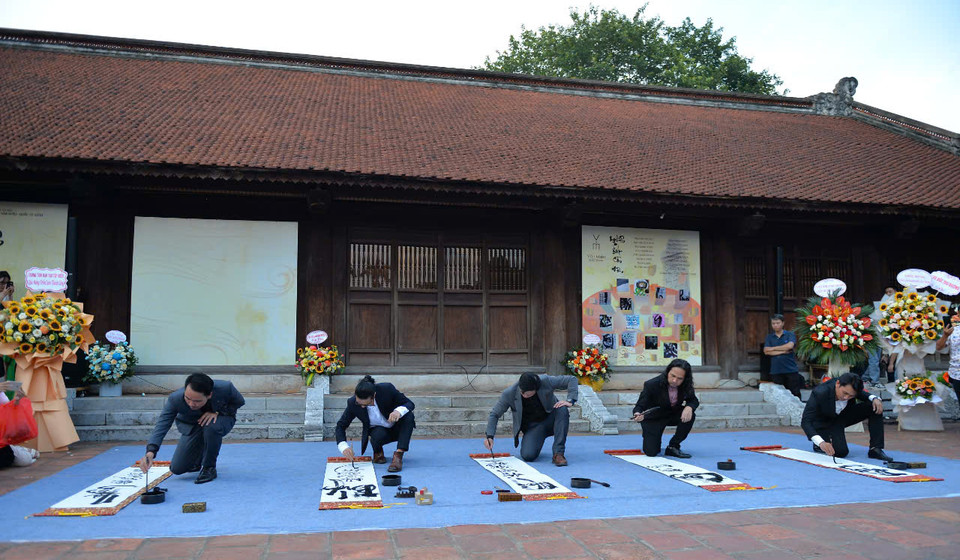 Démontration de calligraphie latinisée (quôc ngu) au Temple de la Littérature - Quoc Tu Giam.