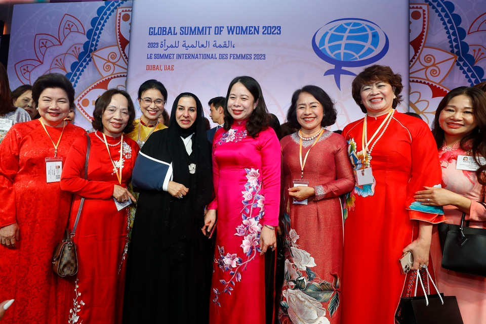 La vice-présidente Vo Thi Anh Xuan (4e de gauche à droite) à l'ouverture du Sommet mondial des femmes 2023, organisé par les Émirats arabes unis (EAU) (4 mai 2023). Photo: VNA