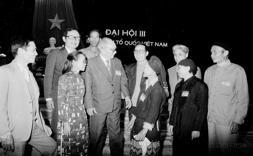 Le Président du Conseil d'État, Vo Chi Cong rencontre des délégués participant au 3e Congrès national du Front de la Patrie du Vietnam, tenu à Hanoï du 2 au 4 novembre 1988. Le Président d'honneur était Hoang Quoc Viet, et le Président l'avocat Nguyen Huu Tho (1988). Photo: VNA