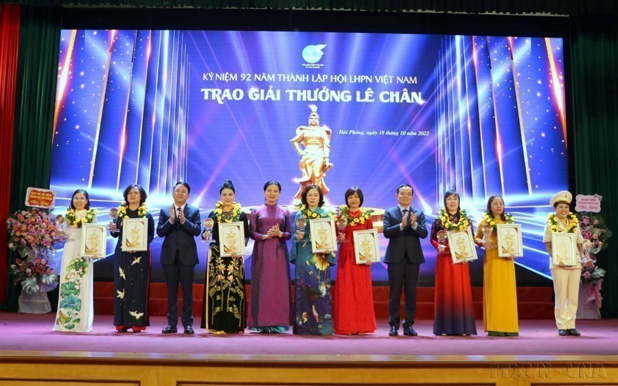 Huit femmes exceptionnelles reçoivent le 12e Prix Le Chan organisé par l'Union des femmes de Hai Phong (18 octobre 2022). Photo: VNA