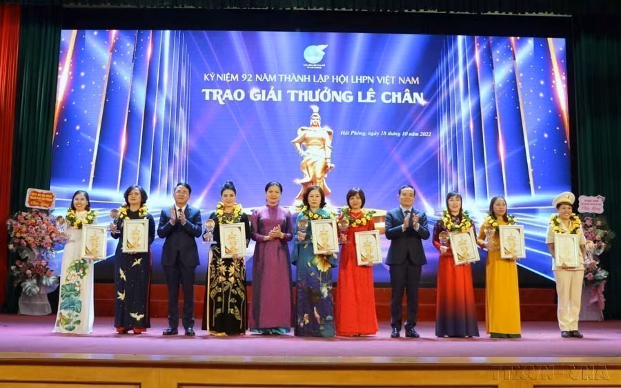 Huit femmes exceptionnelles reçoivent le 12e Prix Le Chan organisé par l'Union des femmes de Hai Phong (18 octobre 2022). Photo: VNA