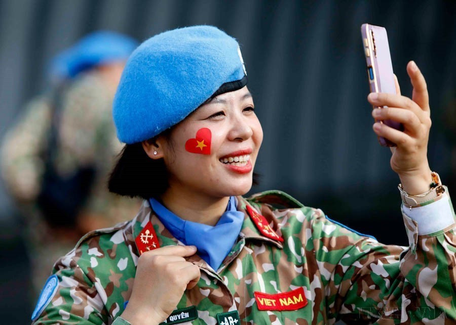 Une ingénieure (équipe d'ingénierie n°2) dit au revoir à sa famille et à ses proches avant de partir en mission de maintien de la paix des Nations Unies à la mission FISNUA, région d'Abyei (8 août 2023). Photo: VNA