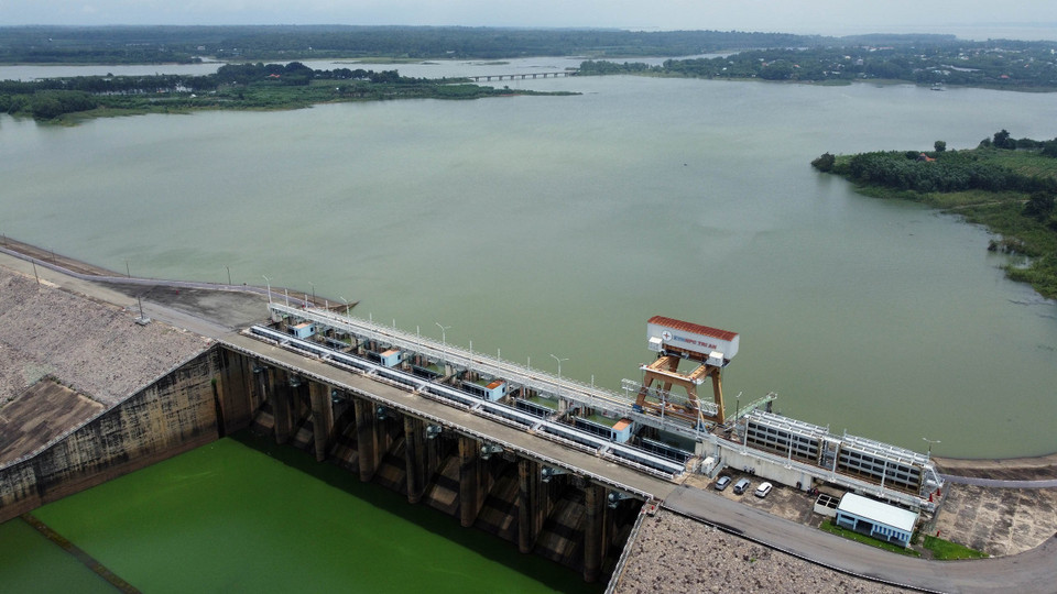 Panorama des 8 vannes du déversoir du barrage hydroélectrique de Tri An, vue de l'aval.