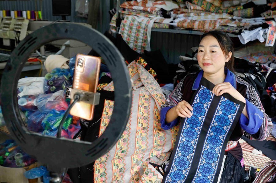 Cu Thi Do, de l'ethnie Mong, du village de Hang Chang Lu, commune de Khao Mang, district de Mu Cang Chai, province de Yen Bai, commercialise des produits en tissu de brocart sur les réseaux sociaux. Photo: VNA