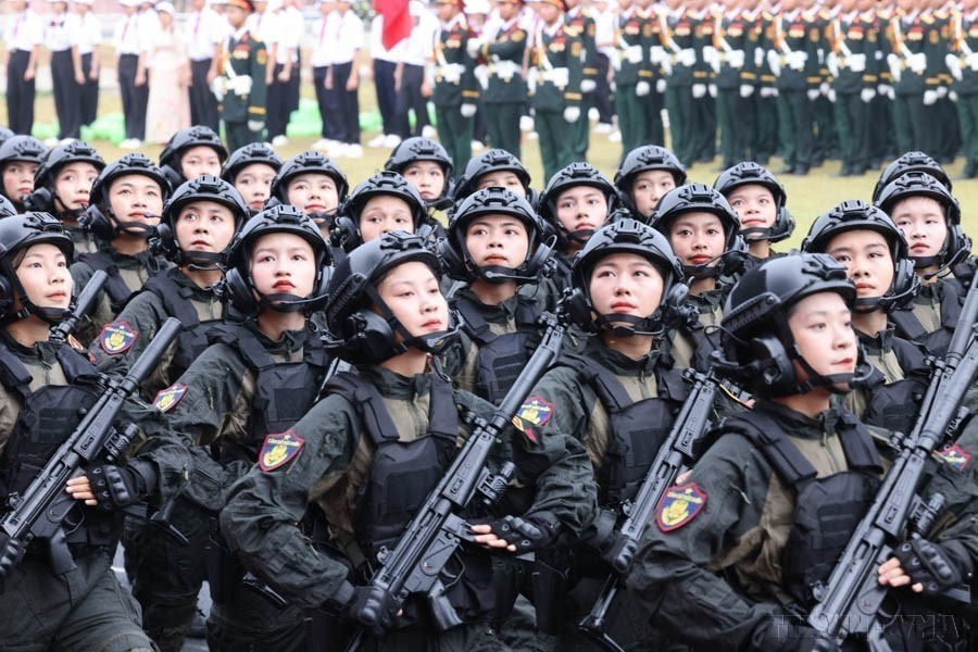 Des femmes de la police d'élite participent au défilé lors du 70e anniversaire de la victoire historique de Diên Biên Phu. Photo: VNA