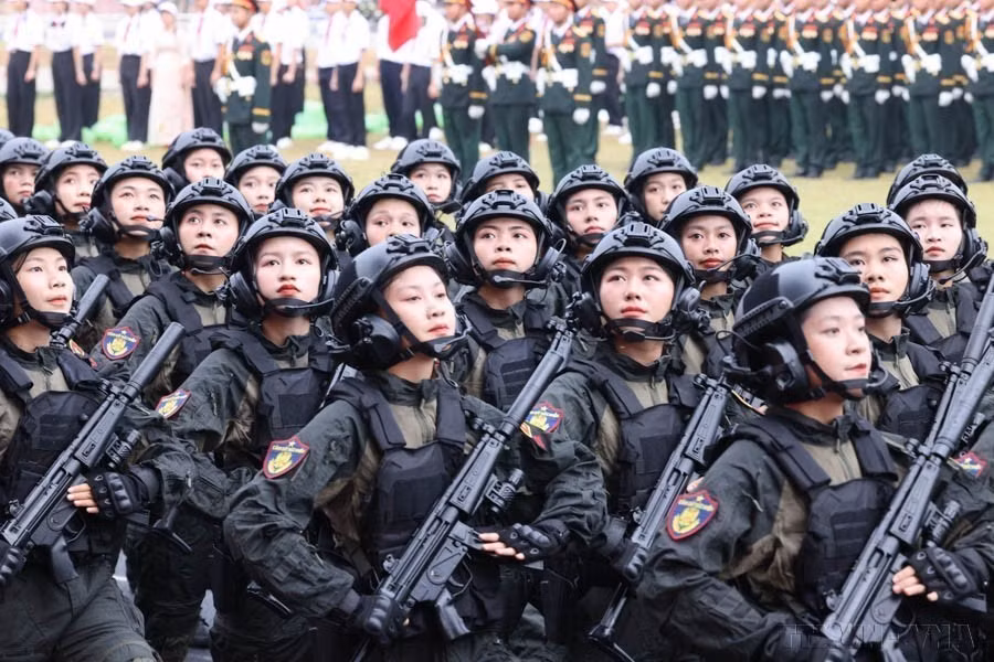 Des femmes de la police d'élite participent au défilé lors du 70e anniversaire de la victoire historique de Diên Biên Phu. Photo: VNA
